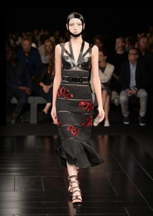 芸者・桜・鎧…マックイーン流ジャポニズム【15SSウィメンズ】