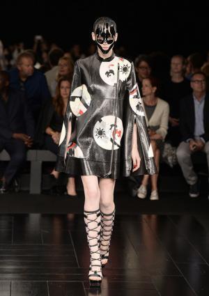 芸者・桜・鎧…マックイーン流ジャポニズム【15SSウィメンズ】