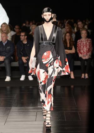 芸者・桜・鎧…マックイーン流ジャポニズム【15SSウィメンズ】