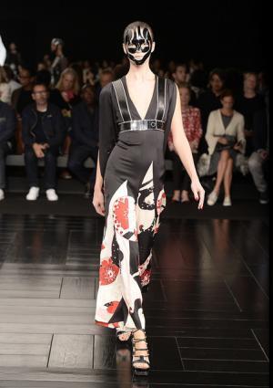 芸者・桜・鎧…マックイーン流ジャポニズム【15SSウィメンズ】