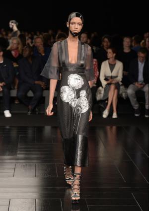 芸者・桜・鎧…マックイーン流ジャポニズム【15SSウィメンズ】