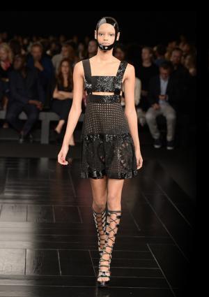 芸者・桜・鎧…マックイーン流ジャポニズム【15SSウィメンズ】