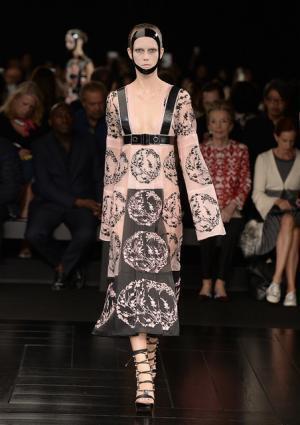 芸者・桜・鎧…マックイーン流ジャポニズム【15SSウィメンズ】