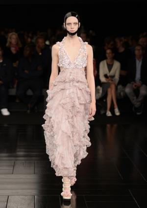 芸者・桜・鎧…マックイーン流ジャポニズム【15SSウィメンズ】