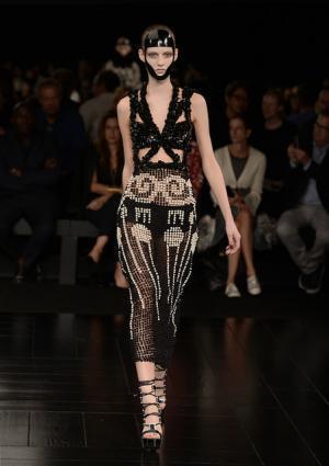 芸者・桜・鎧…マックイーン流ジャポニズム【15SSウィメンズ】