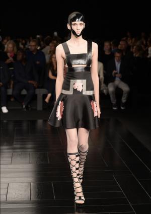 芸者・桜・鎧…マックイーン流ジャポニズム【15SSウィメンズ】