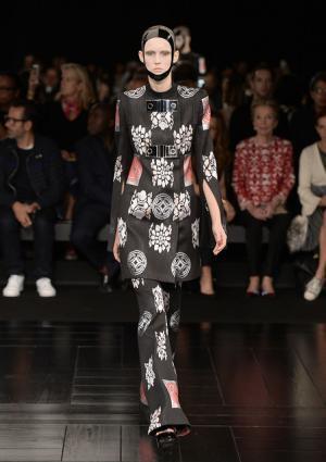 芸者・桜・鎧…マックイーン流ジャポニズム【15SSウィメンズ】