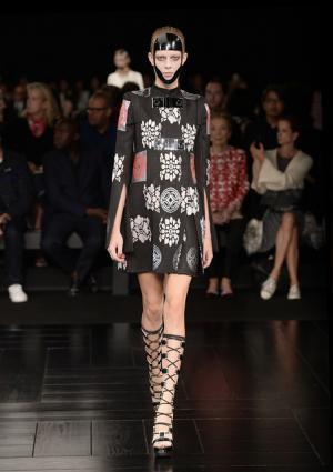 芸者・桜・鎧…マックイーン流ジャポニズム【15SSウィメンズ】