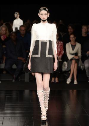 芸者・桜・鎧…マックイーン流ジャポニズム【15SSウィメンズ】