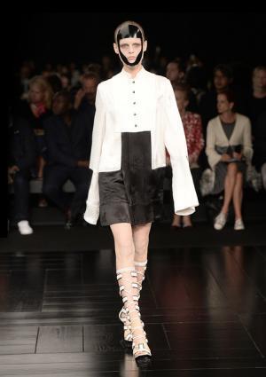 芸者・桜・鎧…マックイーン流ジャポニズム【15SSウィメンズ】