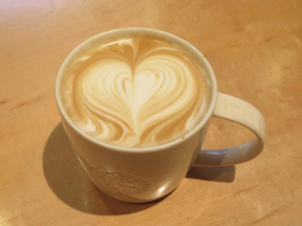 スターバックスラテが18年ぶりリニューアル。後味すっきりリッチなミルクに