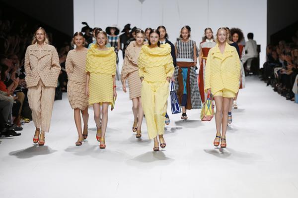 線から面へ。新クチュールを作ったイッセイミヤケ【15SSウィメンズ】