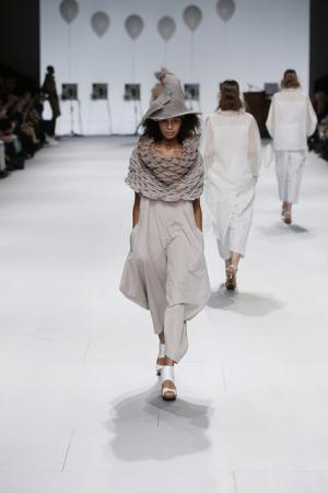 線から面へ。新クチュールを作ったイッセイミヤケ【15SSウィメンズ】