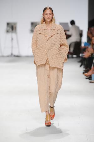 線から面へ。新クチュールを作ったイッセイミヤケ【15SSウィメンズ】