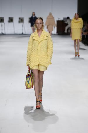 線から面へ。新クチュールを作ったイッセイミヤケ【15SSウィメンズ】