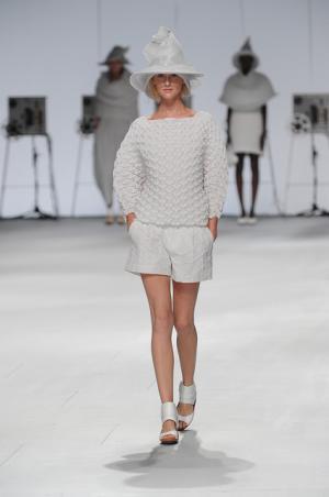 線から面へ。新クチュールを作ったイッセイミヤケ【15SSウィメンズ】