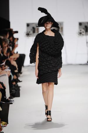 線から面へ。新クチュールを作ったイッセイミヤケ【15SSウィメンズ】