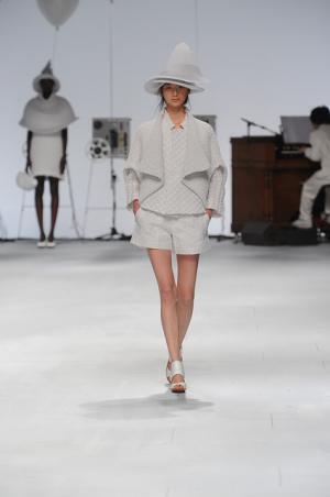 線から面へ。新クチュールを作ったイッセイミヤケ【15SSウィメンズ】