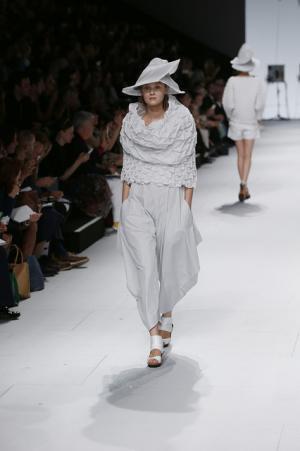 線から面へ。新クチュールを作ったイッセイミヤケ【15SSウィメンズ】