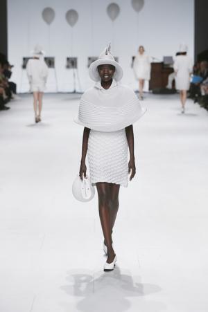 線から面へ。新クチュールを作ったイッセイミヤケ【15SSウィメンズ】