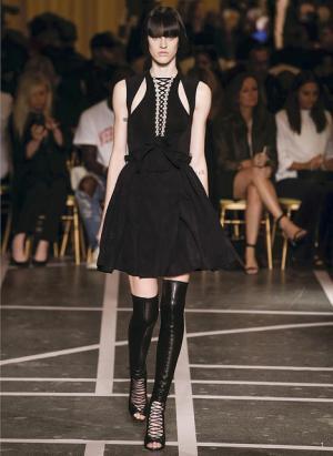 70'sと原点回帰、ジバンシィのロマンティックハードクチュール【15SSウィメンズ】