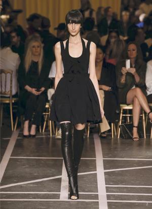 70'sと原点回帰、ジバンシィのロマンティックハードクチュール【15SSウィメンズ】