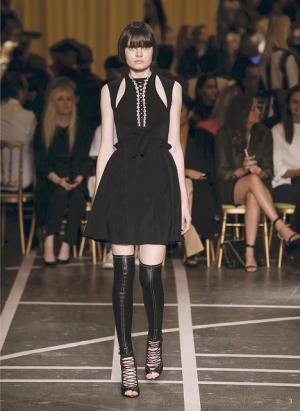 70'sと原点回帰、ジバンシィのロマンティックハードクチュール【15SSウィメンズ】