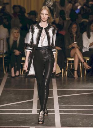 70'sと原点回帰、ジバンシィのロマンティックハードクチュール【15SSウィメンズ】