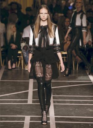 70'sと原点回帰、ジバンシィのロマンティックハードクチュール【15SSウィメンズ】