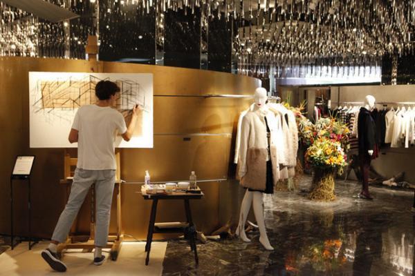 伊レザーブランド「ドローム」デザイナー来日。新宿伊勢丹でライブペイント