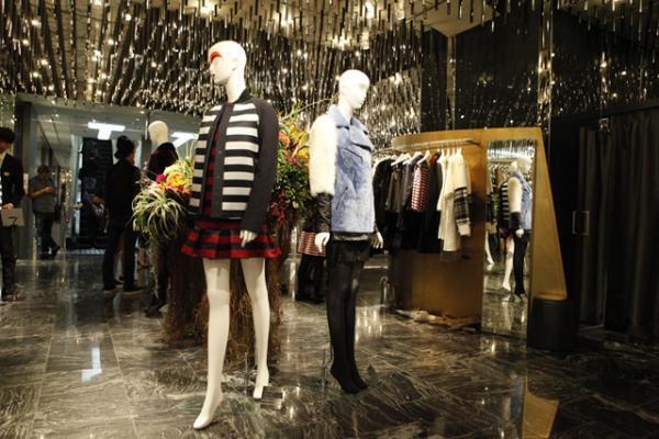 伊レザーブランド「ドローム」デザイナー来日。新宿伊勢丹でライブペイント