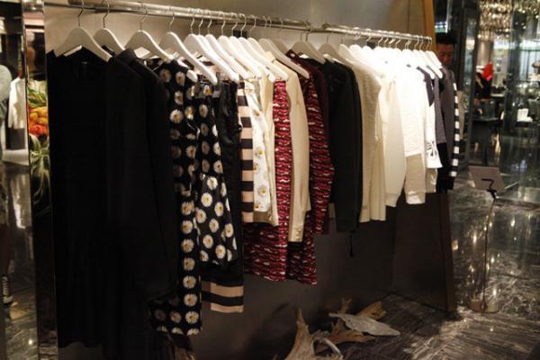 伊レザーブランド「ドローム」デザイナー来日。新宿伊勢丹でライブペイント