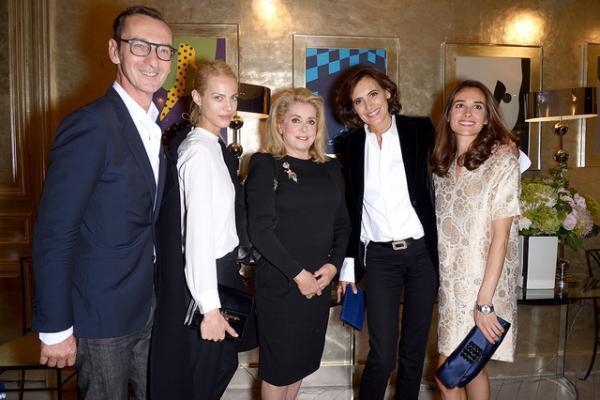 ロジェヴィヴィエのパーティーにアンブラ・メッダ登場。虹のコラボバッグ発表