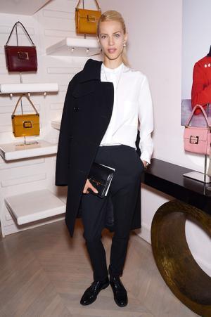 ロジェヴィヴィエのパーティーにアンブラ・メッダ登場。虹のコラボバッグ発表