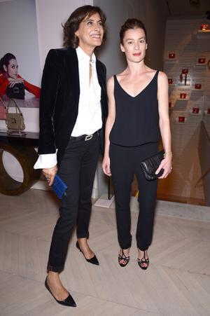 ロジェヴィヴィエのパーティーにアンブラ・メッダ登場。虹のコラボバッグ発表