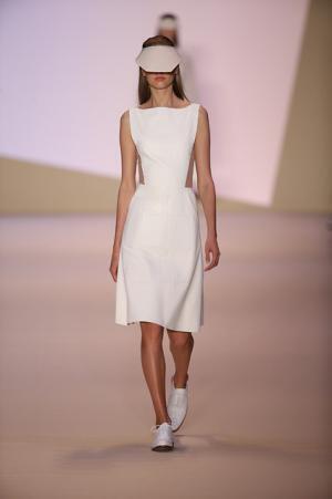 アクリスは、現代女性のためのスポーツシックをアートなムードで【15SSウィメンズ】