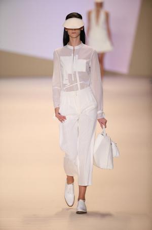 アクリスは、現代女性のためのスポーツシックをアートなムードで【15SSウィメンズ】