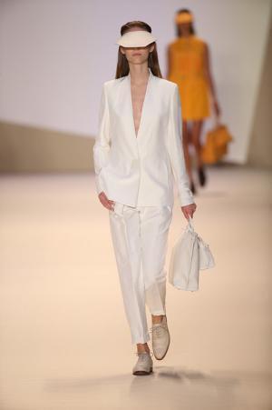 アクリスは、現代女性のためのスポーツシックをアートなムードで【15SSウィメンズ】