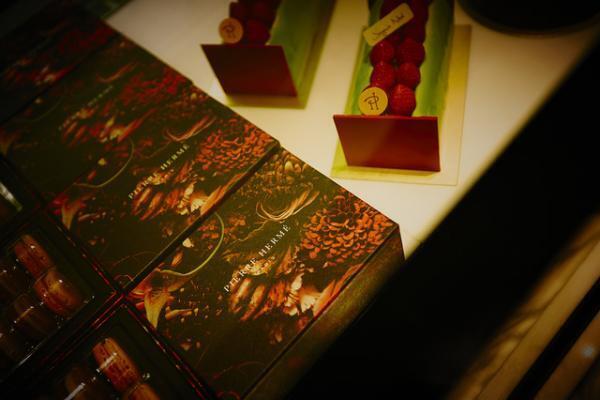 ピエール・エルメ・パリ青山に庭園が誕生。東信監修パッケージの新作マカロンを先行販売