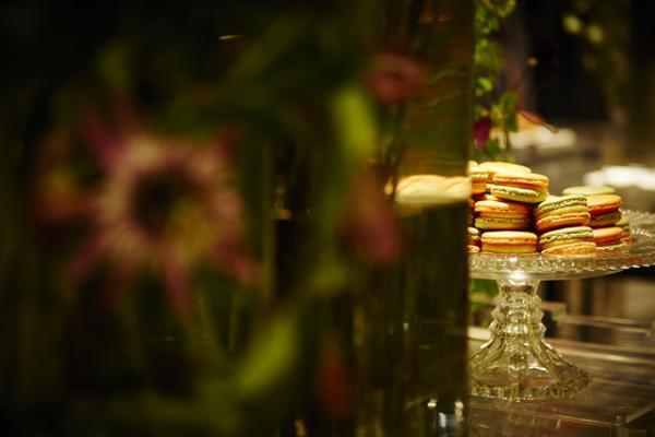 ピエール・エルメ・パリ青山に庭園が誕生。東信監修パッケージの新作マカロンを先行販売