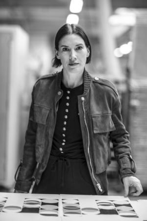 ロンシャン「ル・プリアージュ」がアーティストのサラ・モリスとコラボ