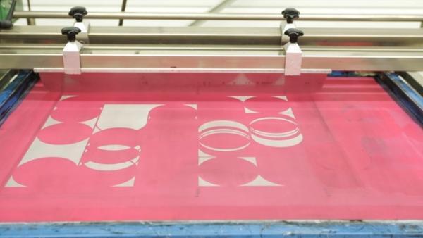 ロンシャン「ル・プリアージュ」がアーティストのサラ・モリスとコラボ