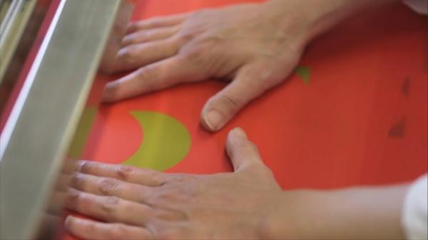 ロンシャン「ル・プリアージュ」がアーティストのサラ・モリスとコラボ