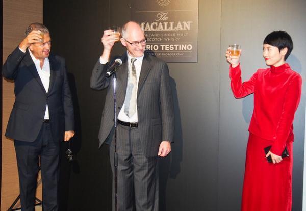 マッカラン×テスティーノ、限定コラボボトル発売。パーティーに菊地凛子も出席