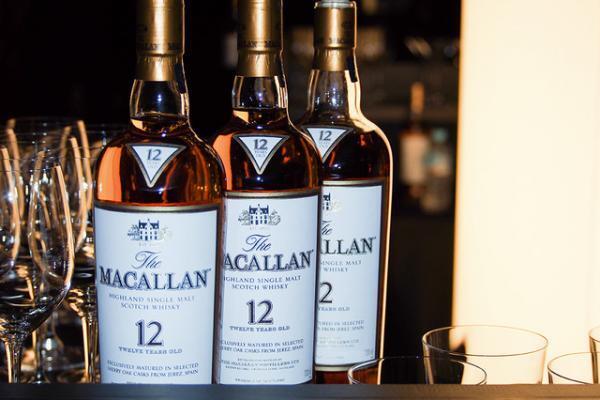 マッカラン×テスティーノ、限定コラボボトル発売。パーティーに菊地凛子も出席