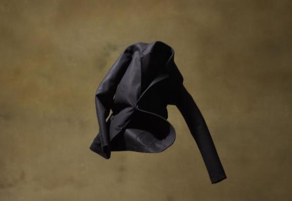 ヨウジヤマモト、超動きやすいスーツ発売