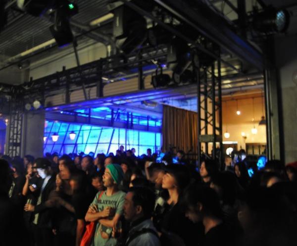 アルマーニ音楽イベントで注目アーティストKINDNESSがライブ！ヒャダイン、齋藤工、ダレノガレ来場