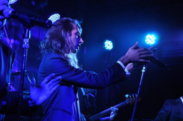 アルマーニ音楽イベントで注目アーティストKINDNESSがライブ！ヒャダイン、齋藤工、ダレノガレ来場