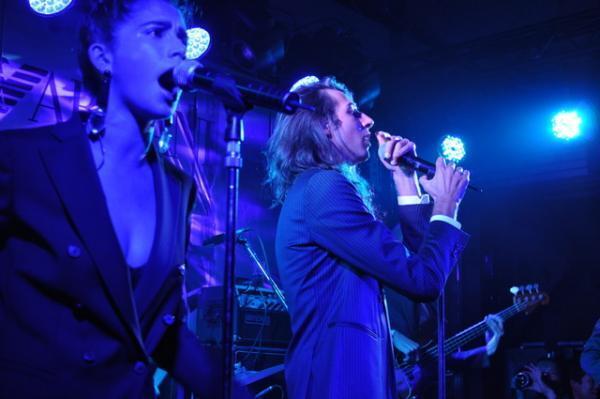 アルマーニ音楽イベントで注目アーティストKINDNESSがライブ！ヒャダイン、齋藤工、ダレノガレ来場