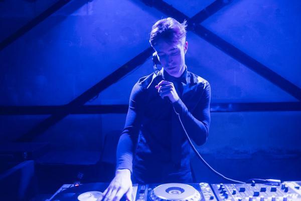 アルマーニ音楽イベントで注目アーティストKINDNESSがライブ！ヒャダイン、齋藤工、ダレノガレ来場